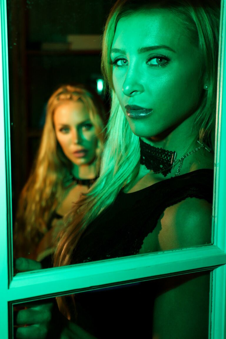 21P Rubias lesbianas Nicole Aniston