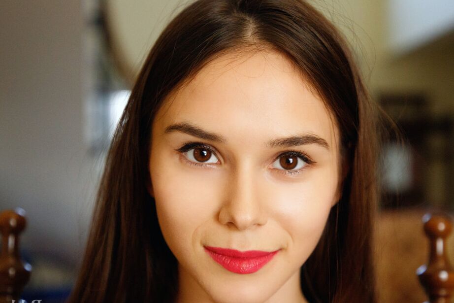 16P A jovem bela Leona Mia fica totalmente nua de uma maneira tentadora
