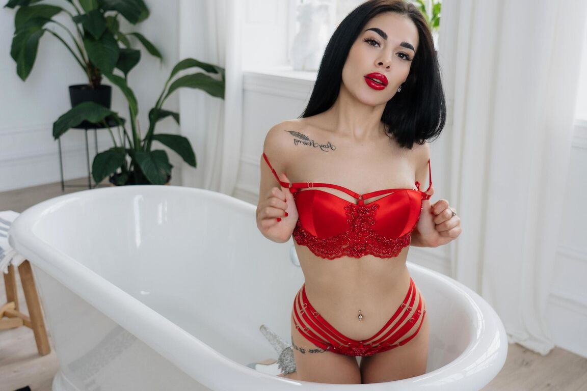 21P La jeune maigre Tina montre son cul chaud et ses seins naturels en posant en solo.