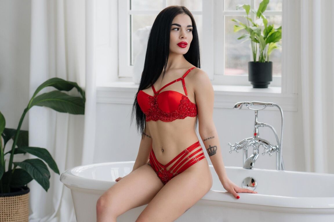 21P La jeune maigre Tina montre son cul chaud et ses seins naturels en posant en solo.