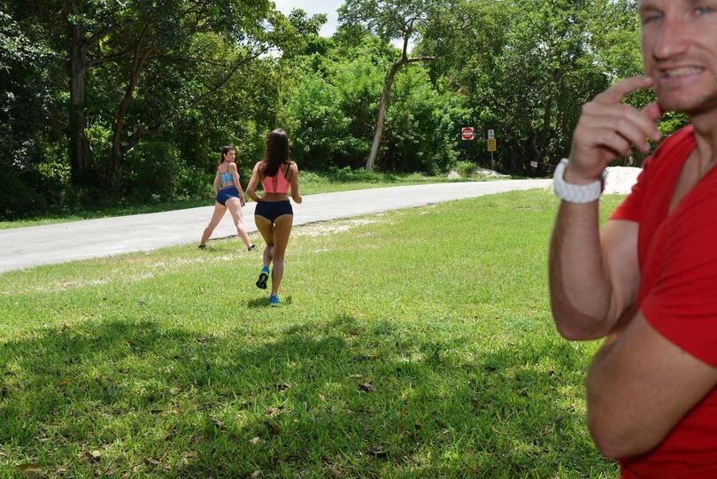 11P Heiße MILF-Jogger treffen sich zum heißen Schwanzlutschen