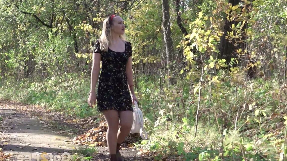 15P La rubia Diana se baja las pantimedias para orinar junto a un árbol