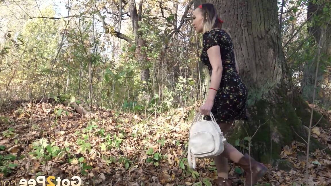15P La rubia Diana se baja las pantimedias para orinar junto a un árbol