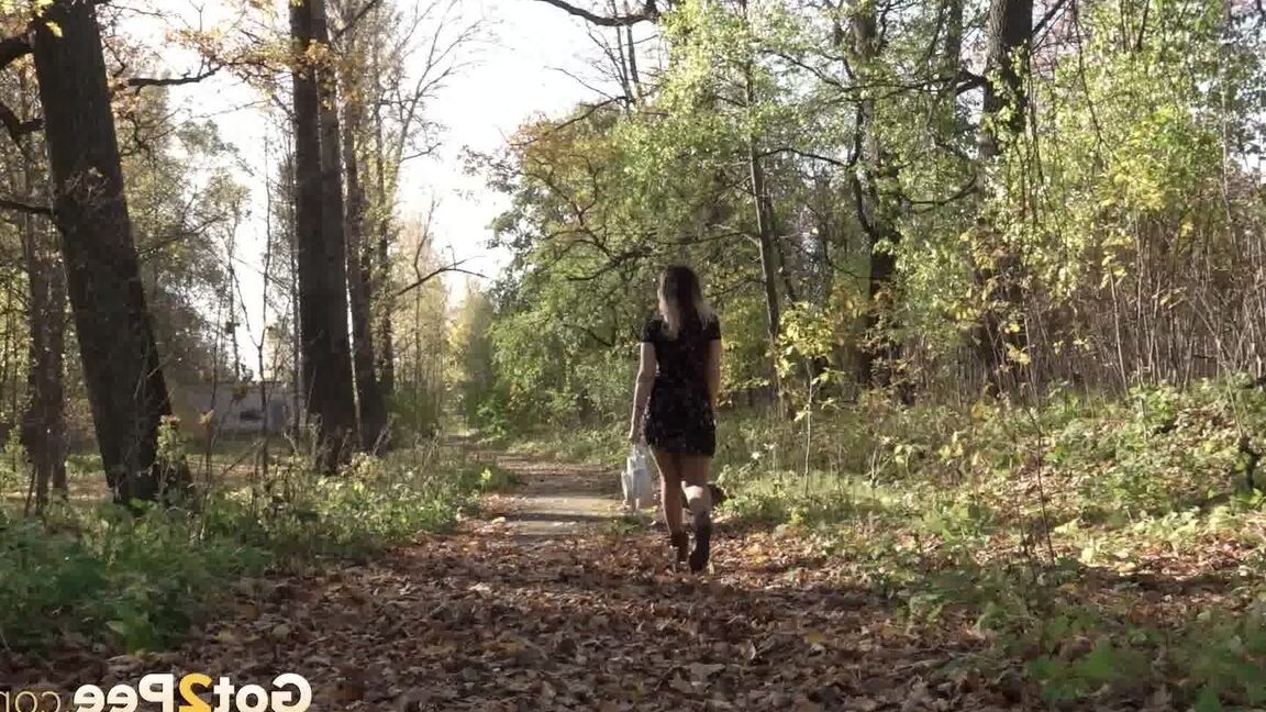 15P La rubia Diana se baja las pantimedias para orinar junto a un árbol