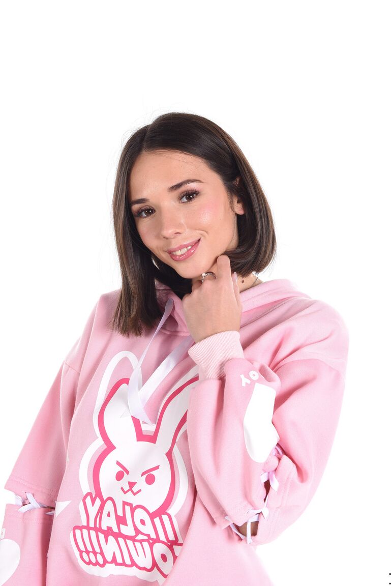 15P A linda morena Eve Sweet tira um moletom antes de brincar com sua buceta