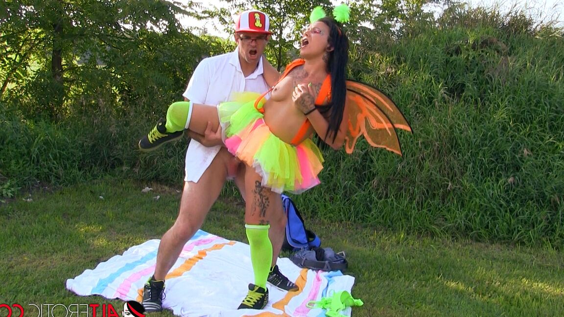 15P A linda morena Lily Fatale faz sexo em um quintal enquanto usa uma roupa de cosplay
