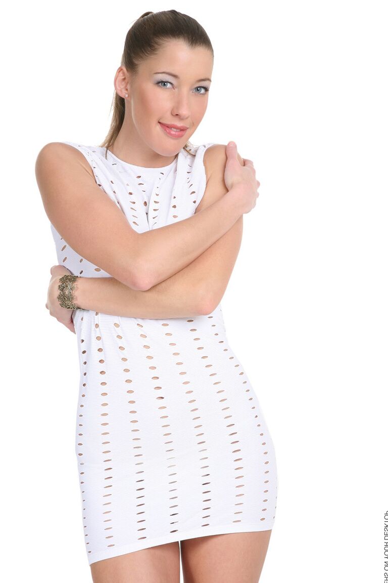 15P La belleza de piernas largas Elisa trabaja su hermosa figura sin un vestido corto