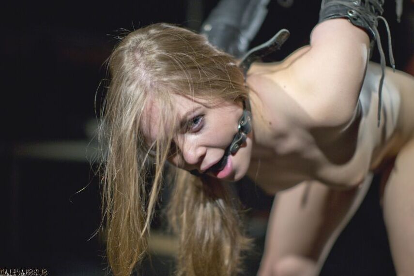 16P Junge blonde Sklavin wegen BDSM-Nippelfolter geknebelt und suspendiert