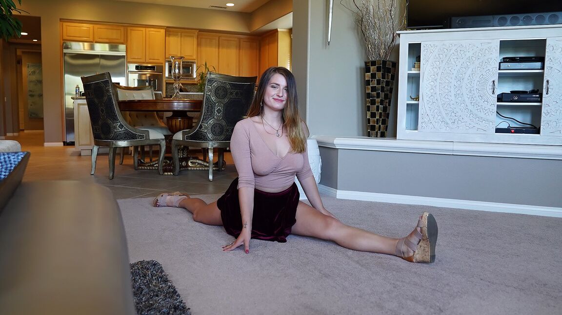 17P Dakota Rain, une adolescente amateur, révèle ses seins naturels.