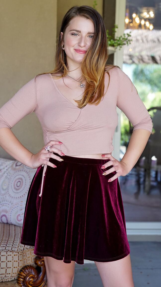 17P Dakota Rain, une adolescente amateur, révèle ses seins naturels.