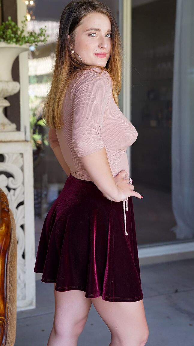 17P Dakota Rain, une adolescente amateur, révèle ses seins naturels.