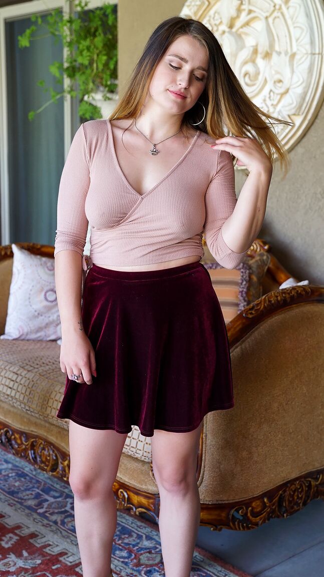 17P Dakota Rain, une adolescente amateur, révèle ses seins naturels.