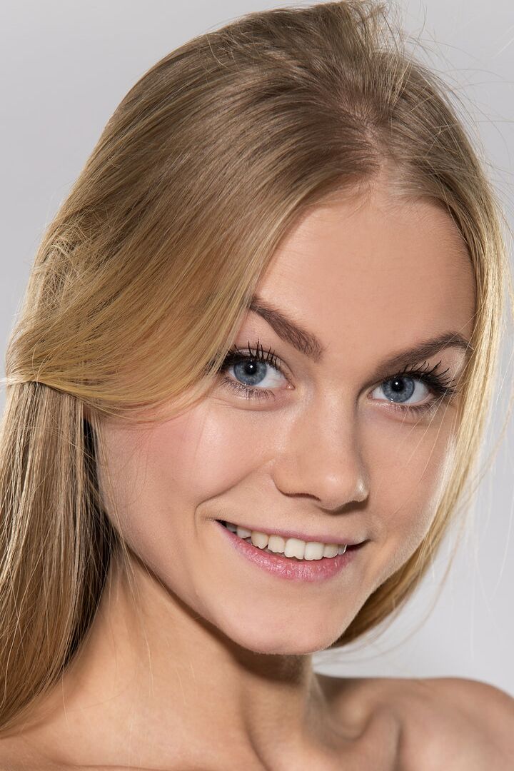 16P La esbelta joven rubia Nancy A se quita el sujetador y las bragas para grandes poses desnudas