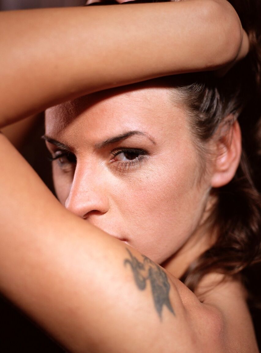 20P a pornstar europeia Wanda Curtis mostra seu regalo gostoso e cavalga um pau