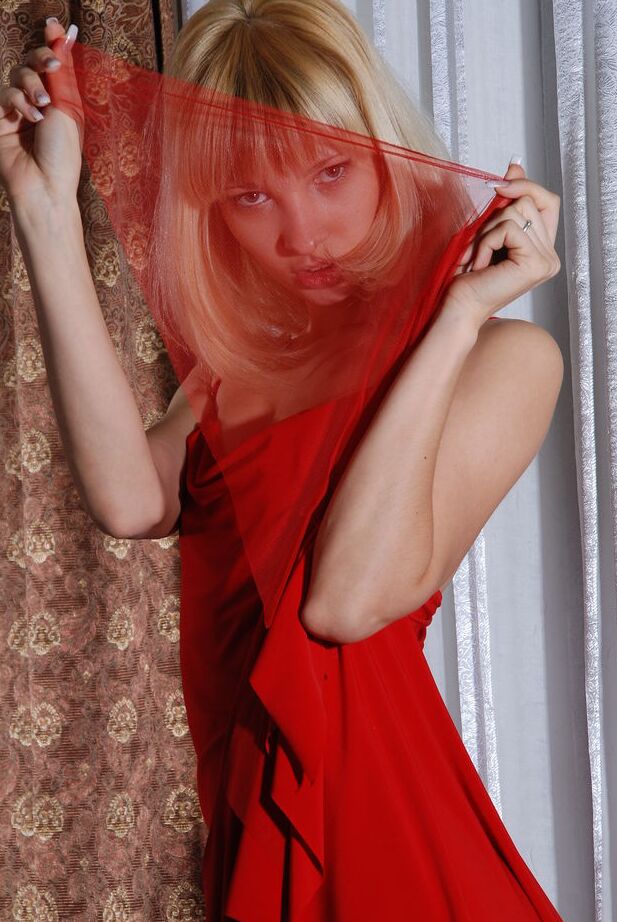 16P La rubia apenas legal Shina libera su delgado cuerpo de un vestido rojo