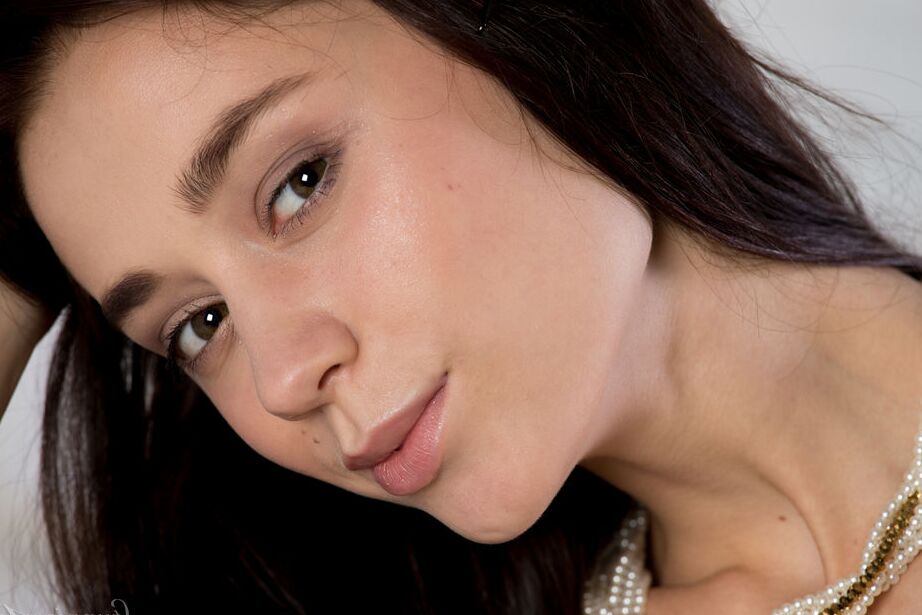 16P Valerie, chica solitaria de 18 años, libera su delgada figura de la lencería transparente