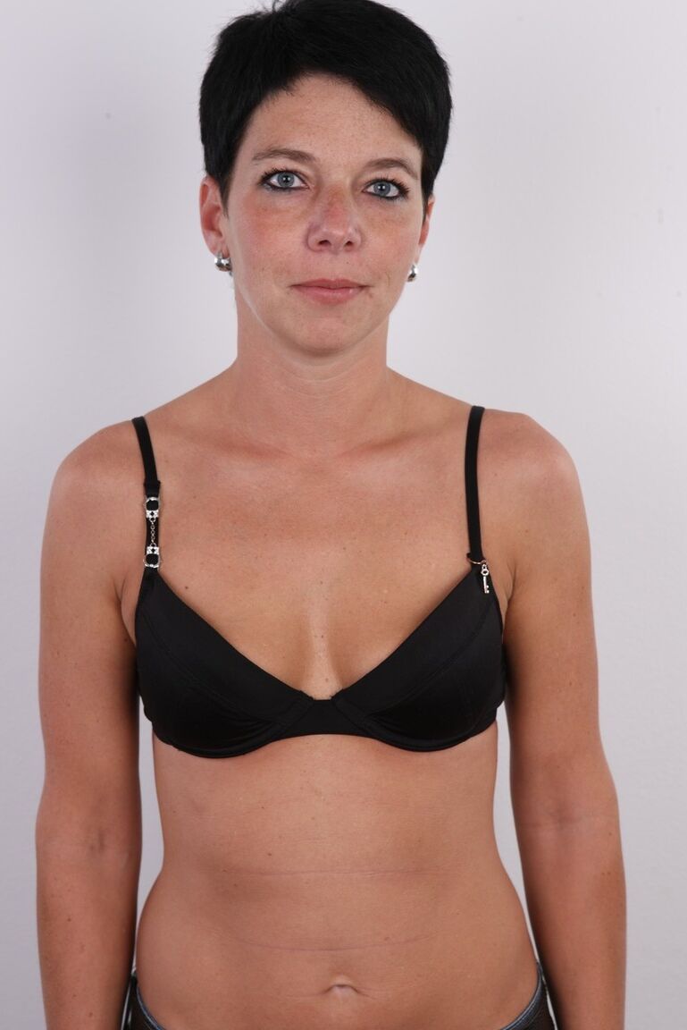 20P La modelo amateur Vendula luce el pelo corto mientras se desnuda en un taburete