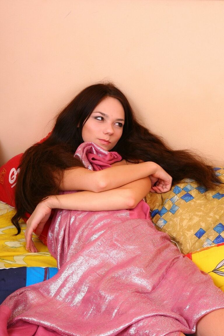 21P Karina, adolescente magra e de cabelos compridos, abrindo bem as pernas para uma surra intensa