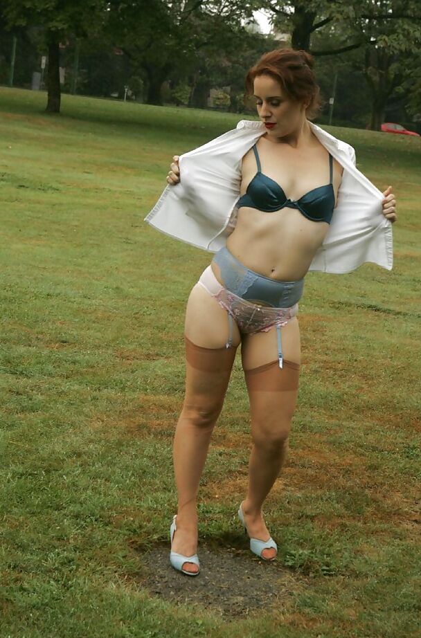 12P Hot mature babe se déshabillant et exhibant sa lingerie en plein air