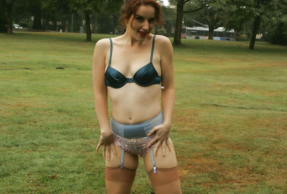 12P Hot mature babe se déshabillant et exhibant sa lingerie en plein air