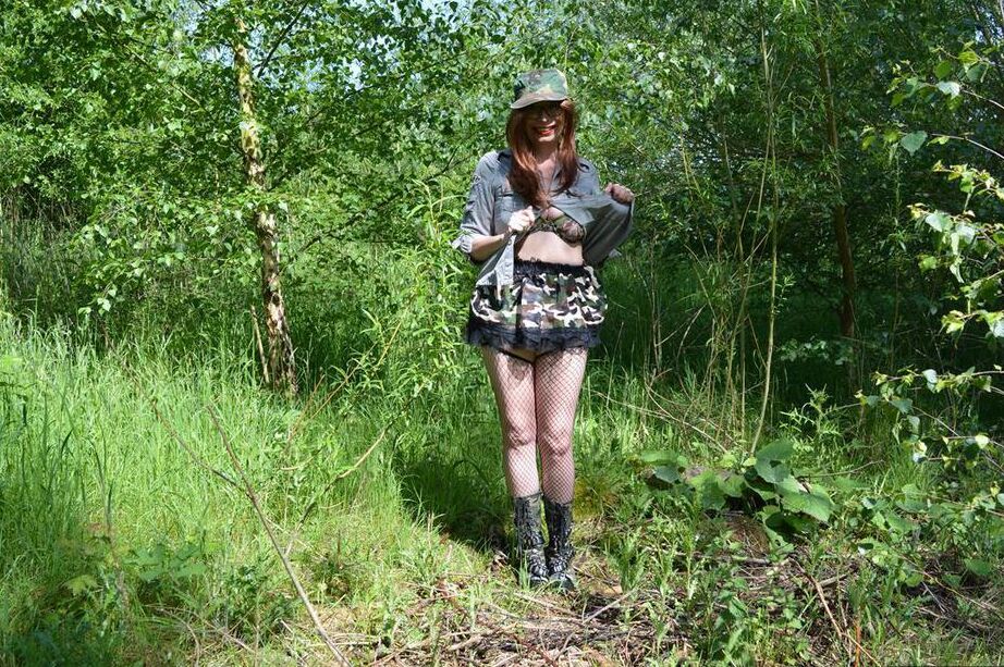 20P Peituda amadora Barby Slut expõe sua buceta durante um passeio na natureza