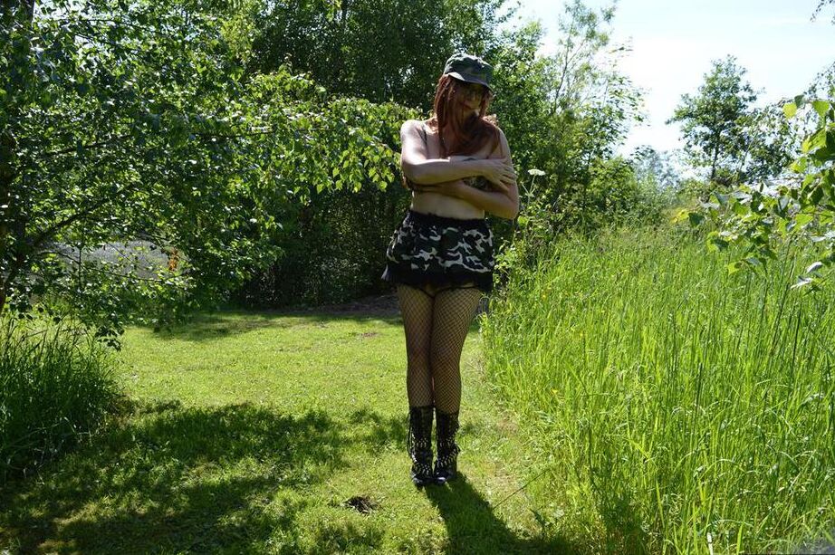 20P Peituda amadora Barby Slut expõe sua buceta durante um passeio na natureza