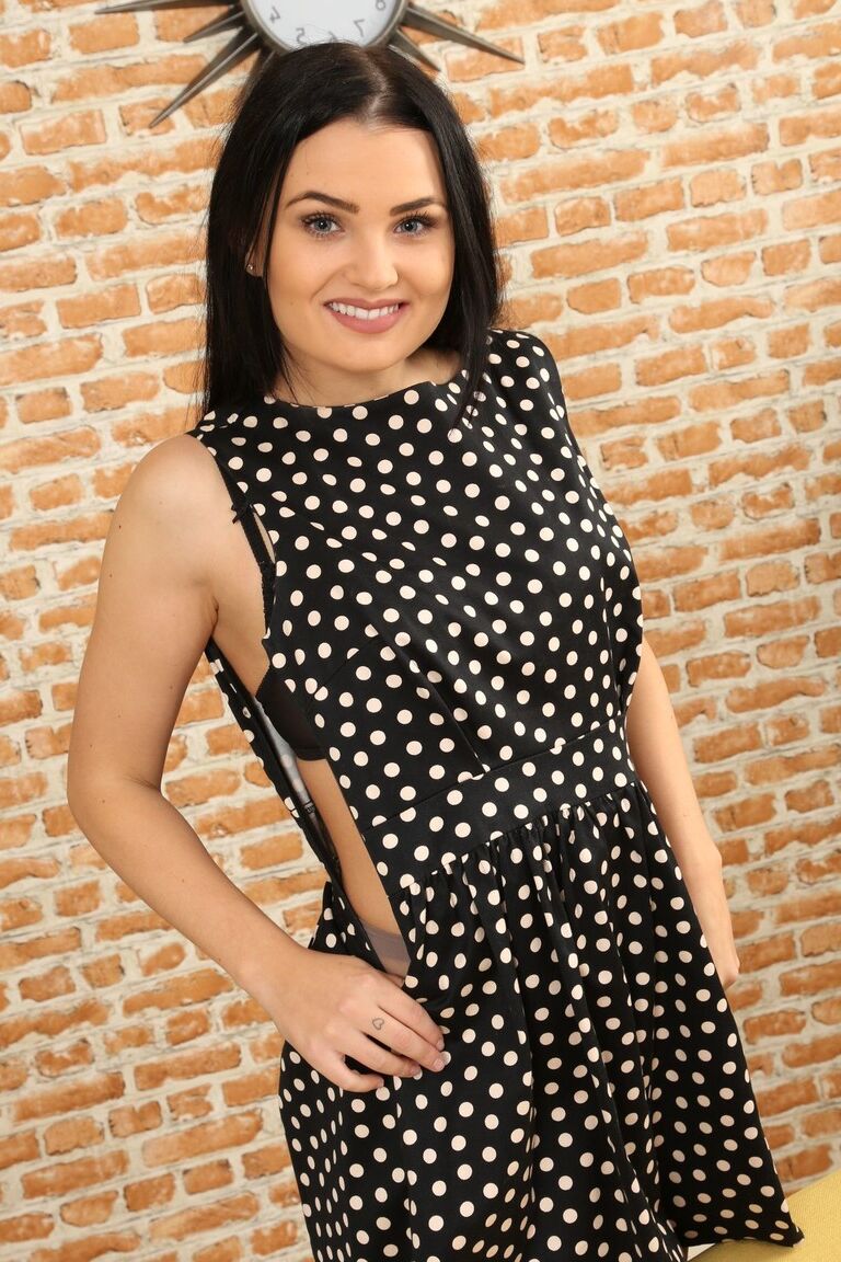 21P La chica de pelo negro Celeste se quita el vestido y posa en pantimedias