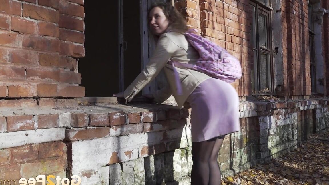 15P La chica sola Rita se levanta la falda para orinar junto a un edificio abandonado