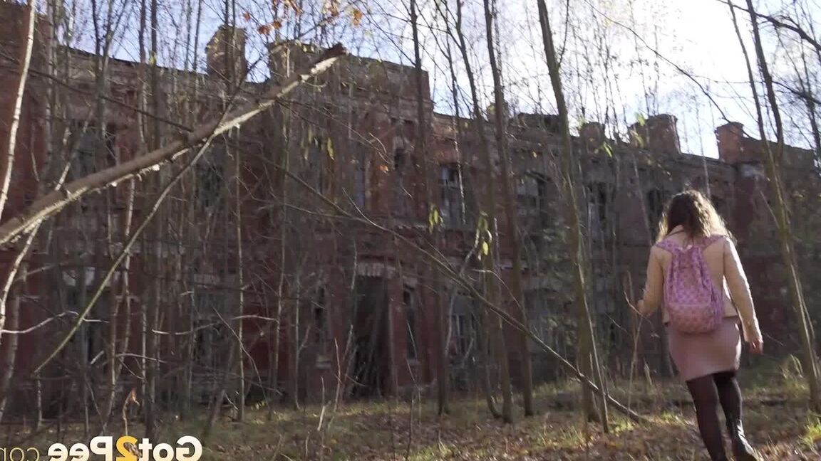 15P La chica sola Rita se levanta la falda para orinar junto a un edificio abandonado