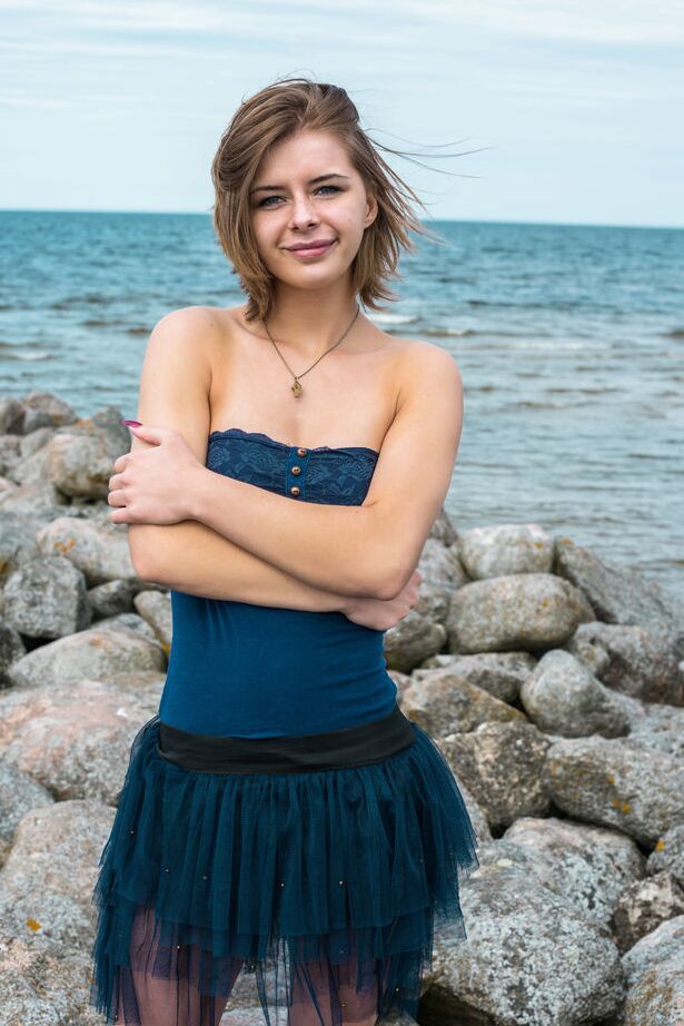 18P Chica adolescente revela sus grandes tetas naturales y su coño sin pelo en las rocas junto al mar