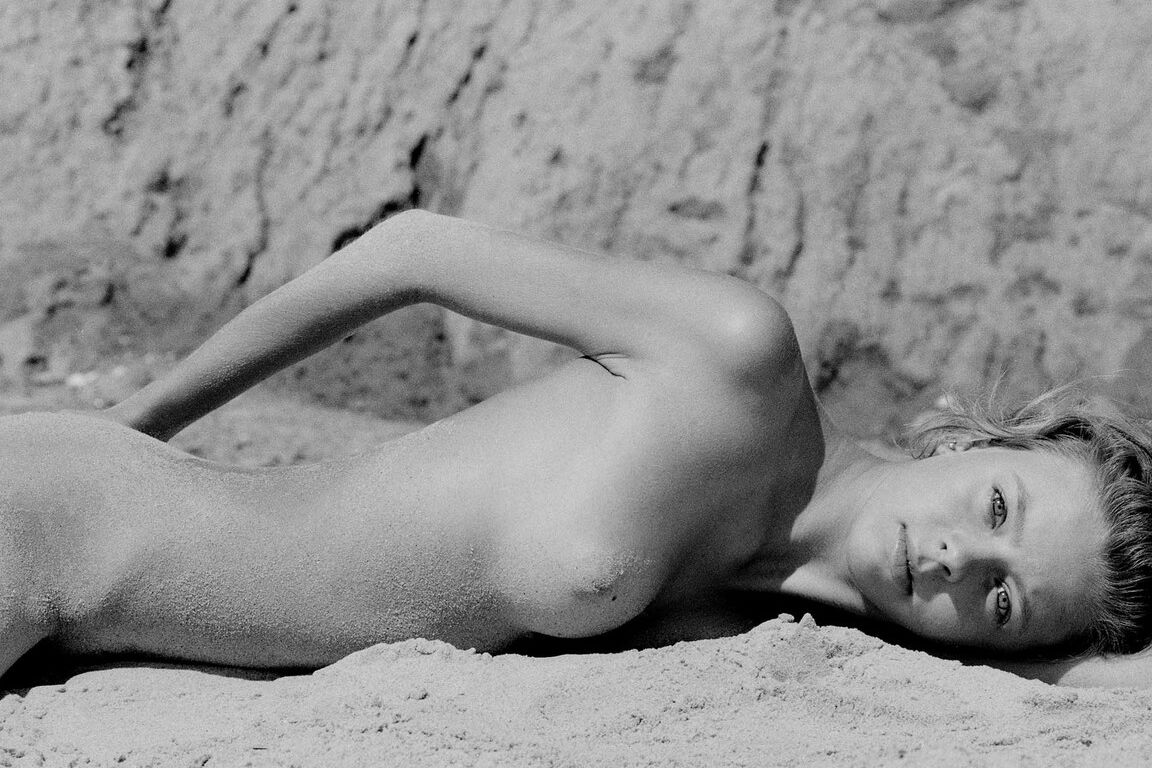 21P Barefoot babe with a skinny body Olga rubs her twat while rolling in the sand