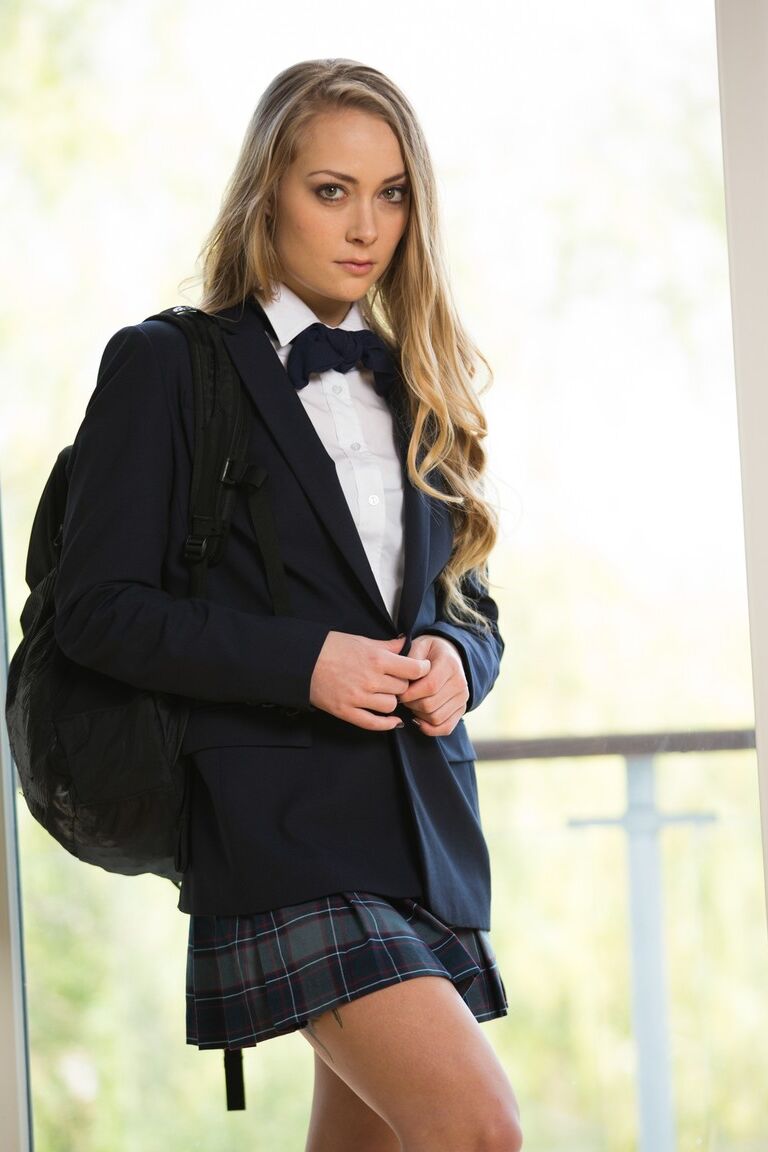 Die 21P College-Stunnerin Sadie Blair entledigt sich ihrer Uniform