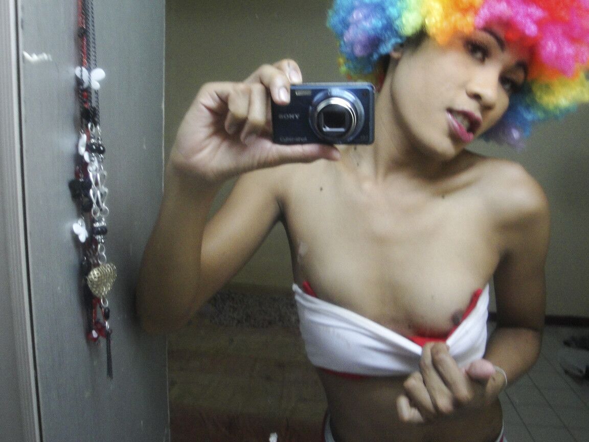 18P Un femboy thaïlandais joyeux a beaucoup de jouets sexuels pour plaire à un trou du cul serré