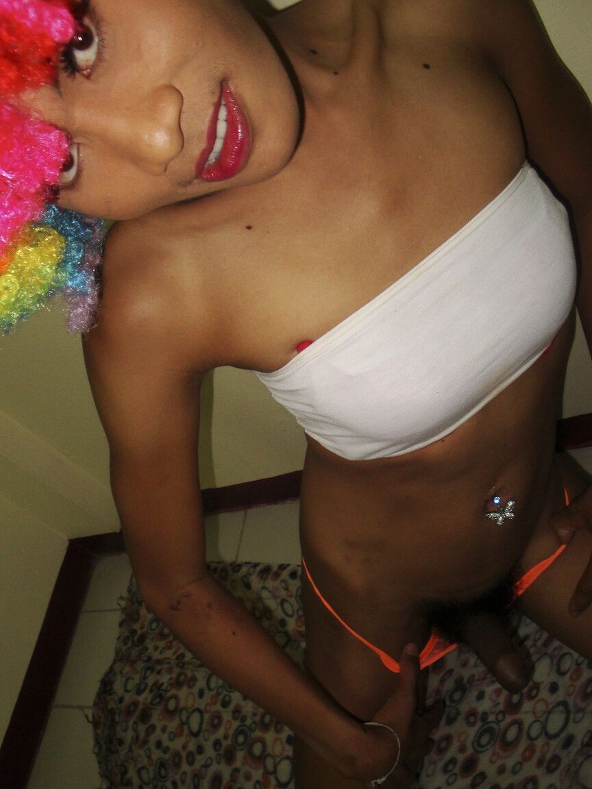 18P Un femboy thaïlandais joyeux a beaucoup de jouets sexuels pour plaire à un trou du cul serré
