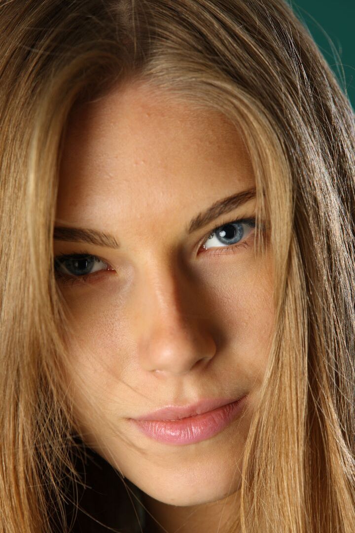 16P La hermosa joven Kathy I expone su coño calvo antes de modelar desnuda