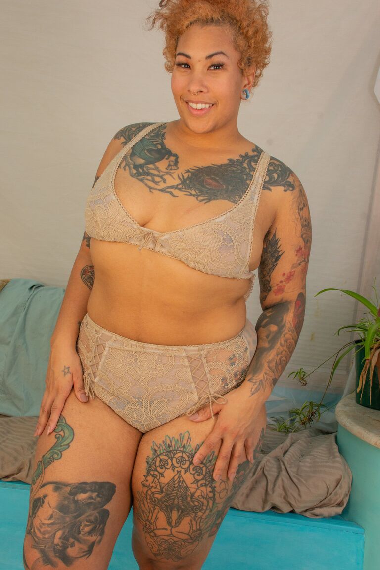21P Ébano gordinho com tatuagens Valentine Von Bettie se despe e se masturba
