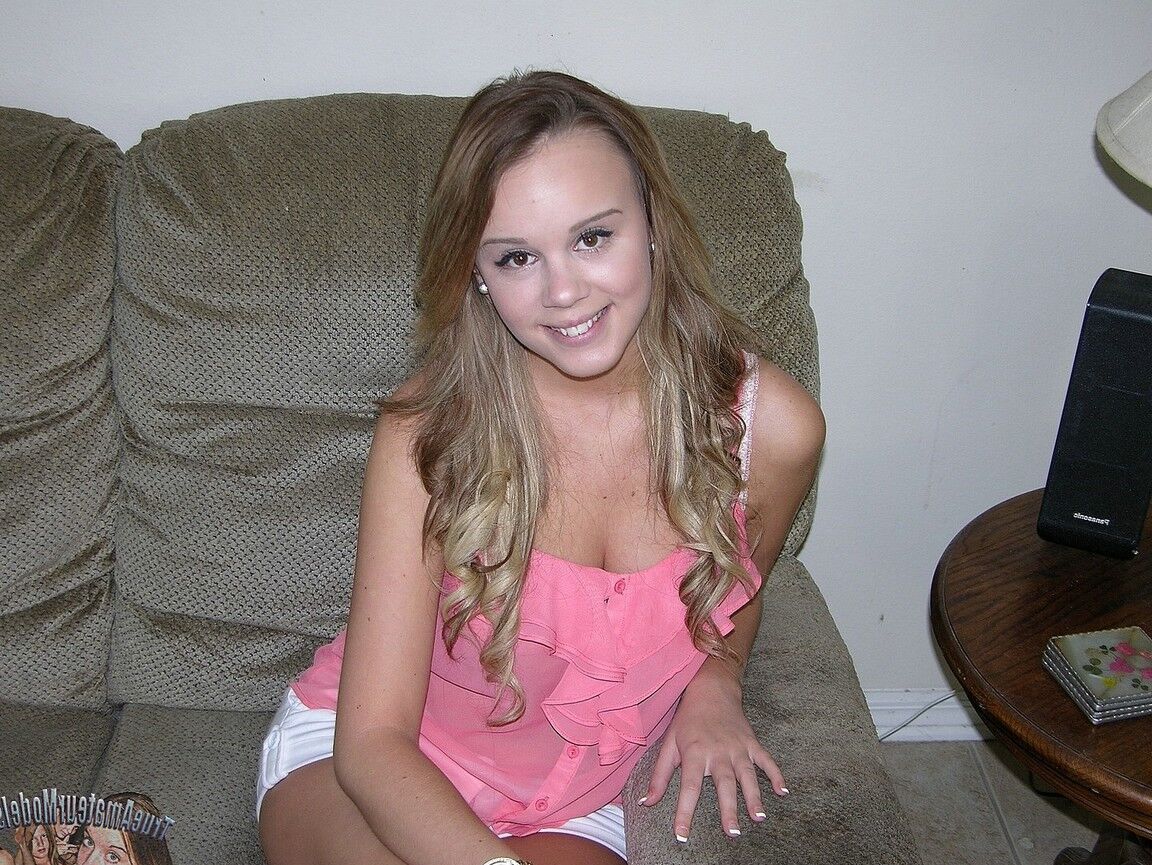 16P A linda adolescente Alexis Adams chupa e fode um pequeno pau em sua apresentação de estreia