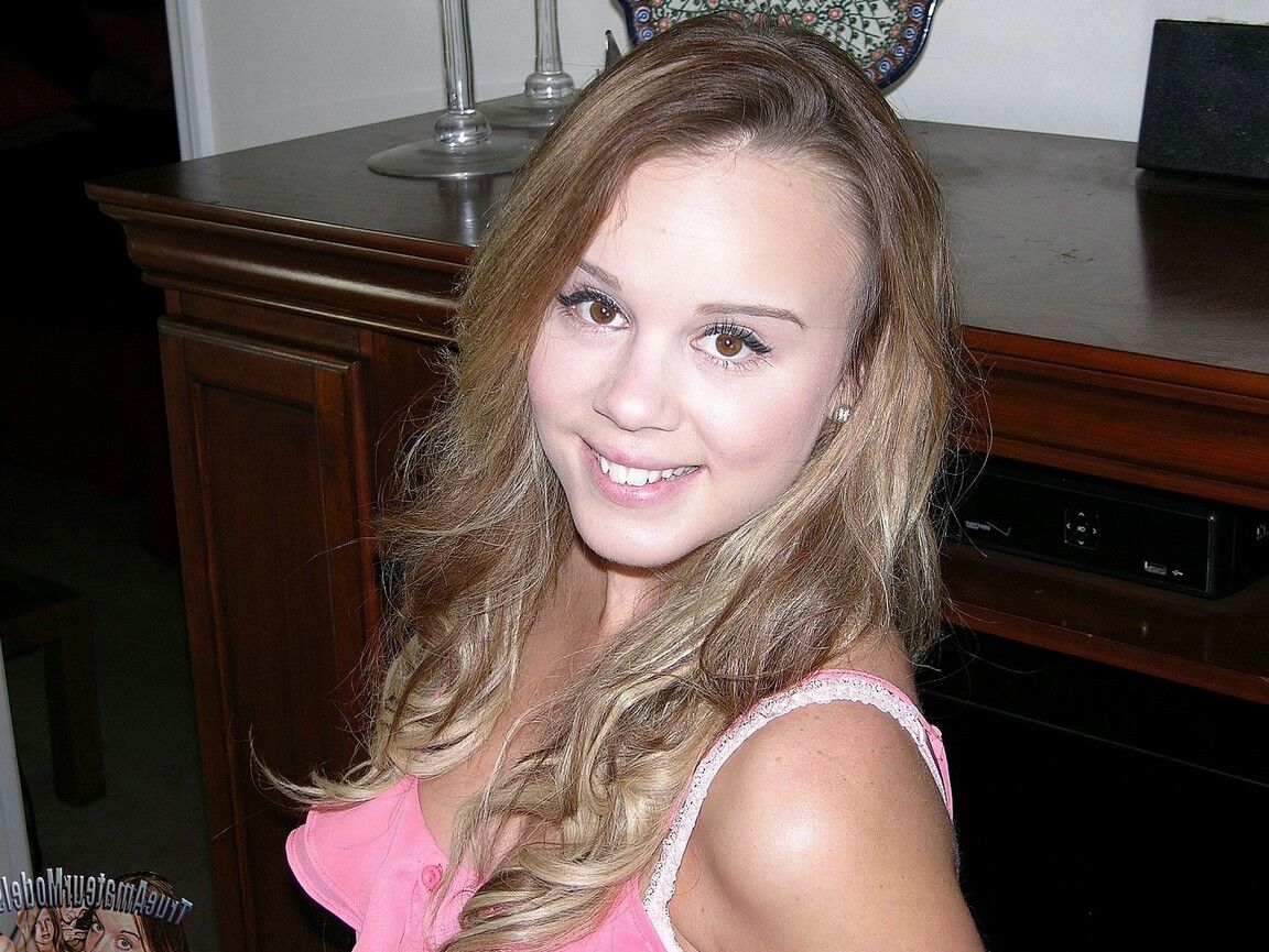 16P A linda adolescente Alexis Adams chupa e fode um pequeno pau em sua apresentação de estreia
