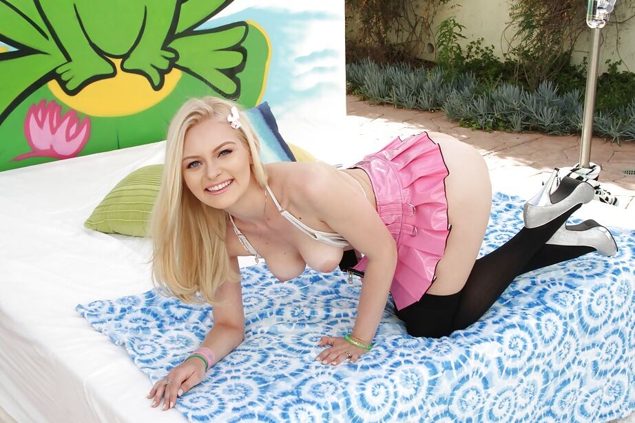 16P Der süße blonde Pornostar Alli Rae modelt in schwarzen Strümpfen auf dem Bett