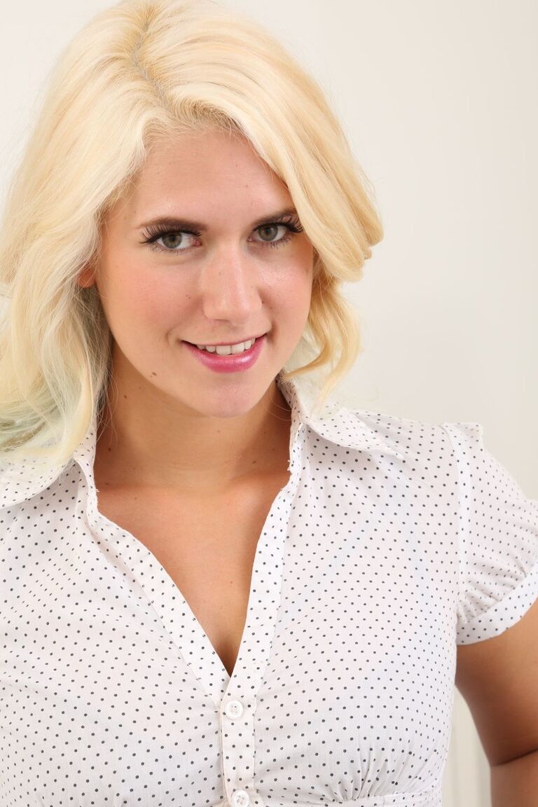 21P Blonde Victoria S zeigt ein Tattoo zwischen ihren großen Brüsten und posiert in Strumpfhosen