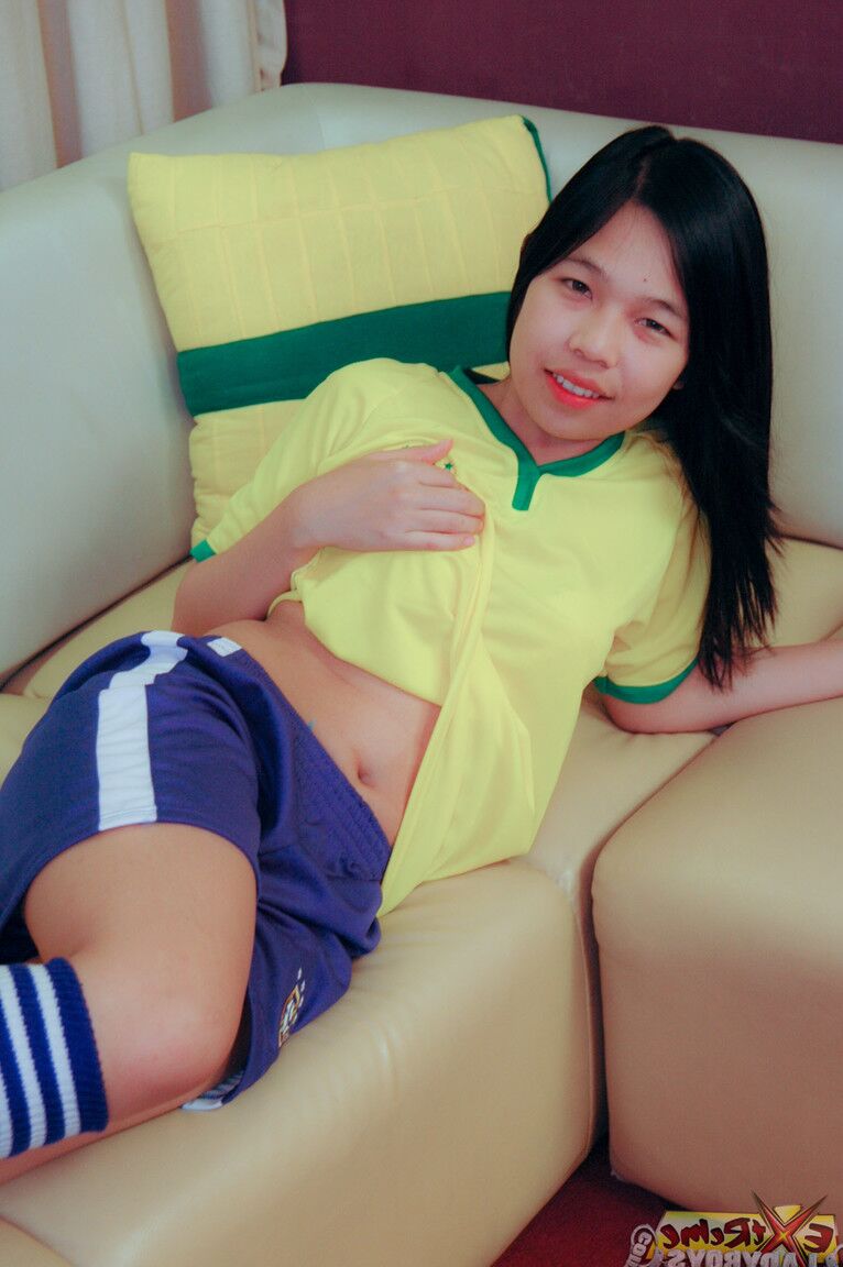 21P La jolie transexuelle Earnie enlève son uniforme de football et se fait défoncer en hardcore