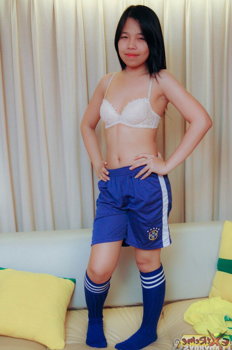 21P La jolie transexuelle Earnie enlève son uniforme de football et se fait défoncer en hardcore