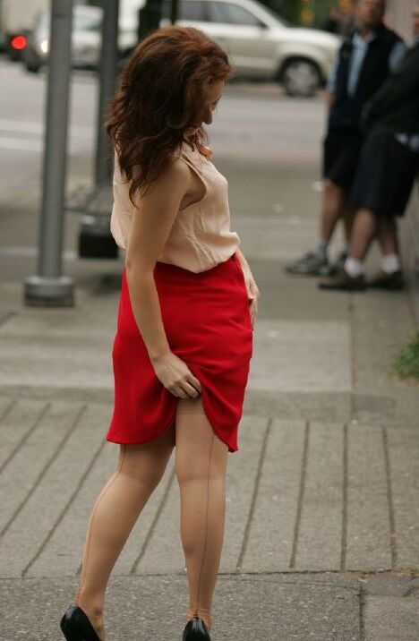 12P 変態の成熟した美女がストリップして公共の場でランジェリーを披露する
