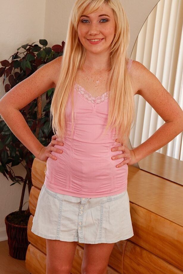 16P Loira estreante Zelda Morrison brincando com pink snatch depois de se despir