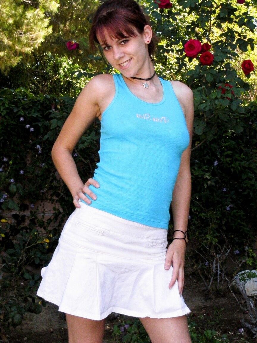 15P La chica solitaria Carrie Crush revelando sus diminutas tetas y pezones de MILF al aire libre