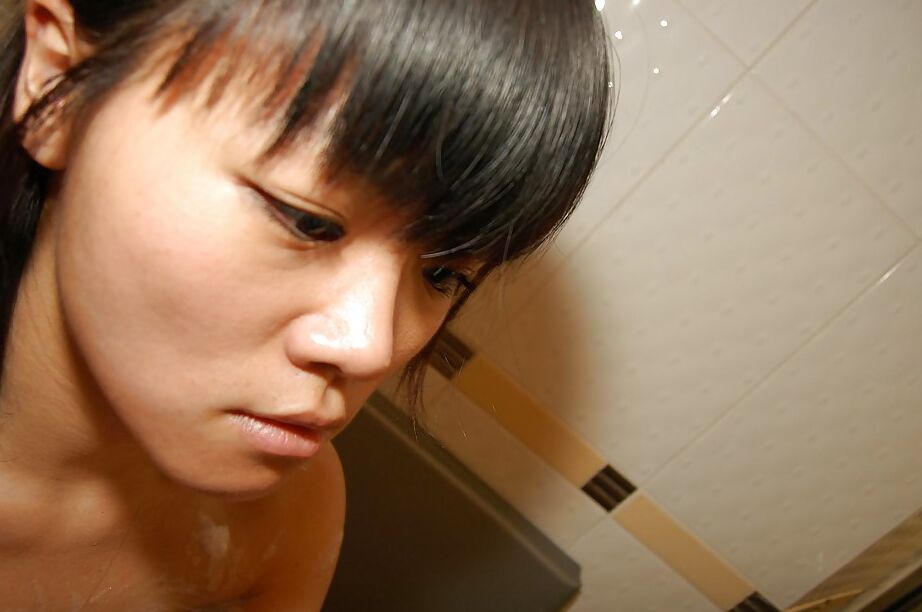 16P La asiática Midori Kimishima hace una mamada sensual en el baño