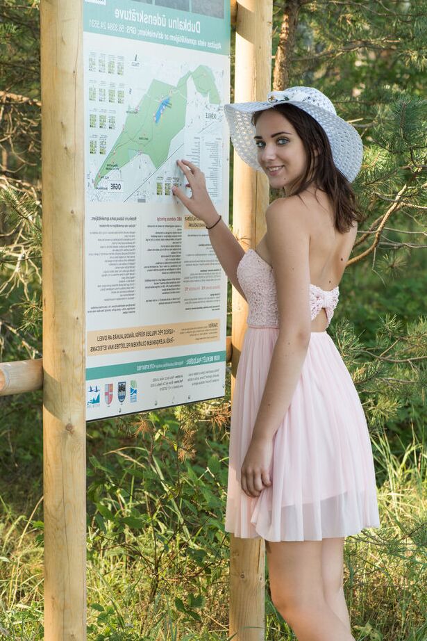 18P A bela adolescente Oxana Chic posa seu corpo bronzeado nas escadas de madeira da trilha de caminhada