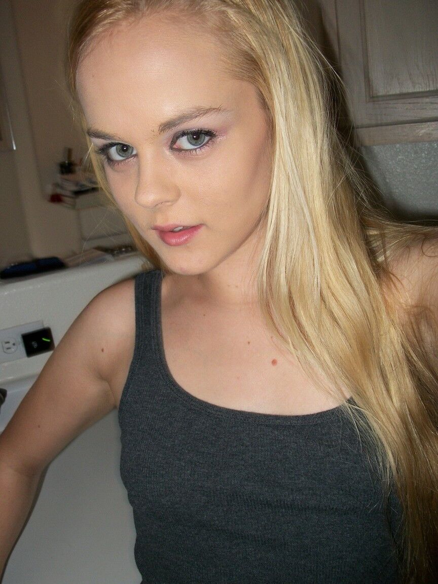 16P Petite amadora Bri Skies tira selfies enquanto expõe seus peitos e buceta