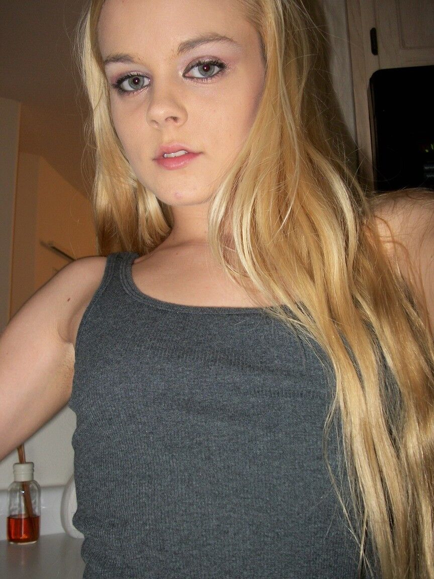 16P Petite amadora Bri Skies tira selfies enquanto expõe seus peitos e buceta