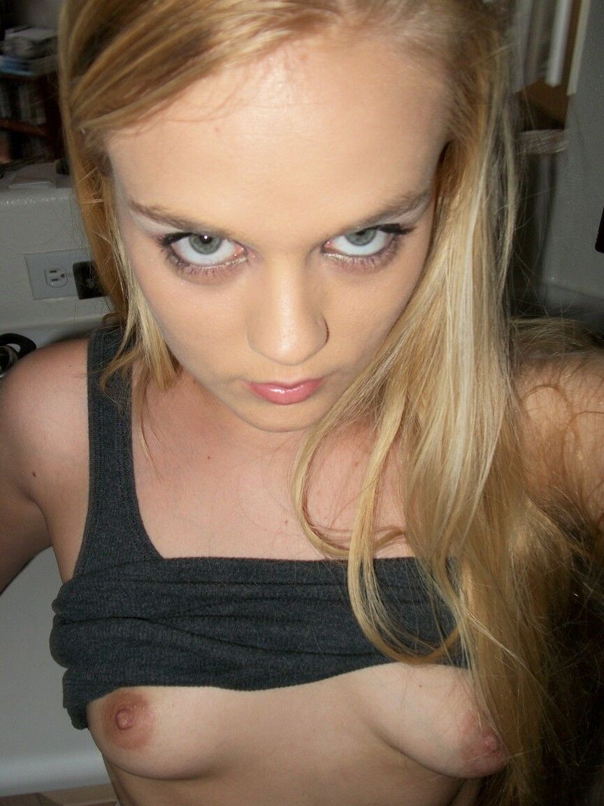 16P Petite amadora Bri Skies tira selfies enquanto expõe seus peitos e buceta